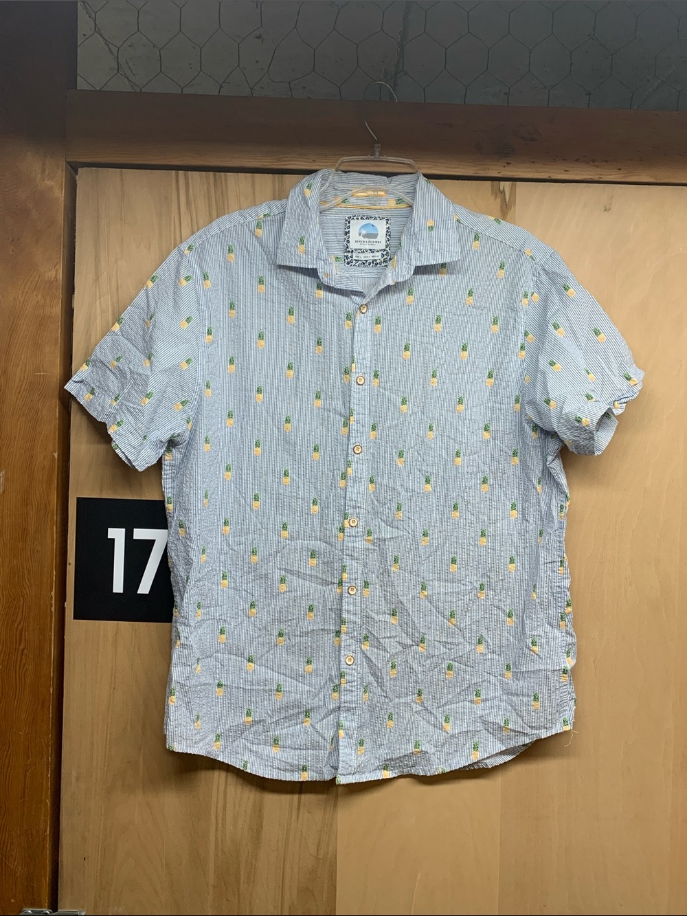 Denim & Flower Light Blue Short-Sleeve Pineapple Button-Down Shirt large